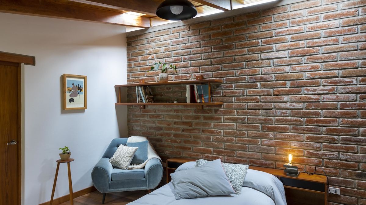 Rozšíření domu z pěti různých materiálů nabízí klidné prostředí k odpočinku